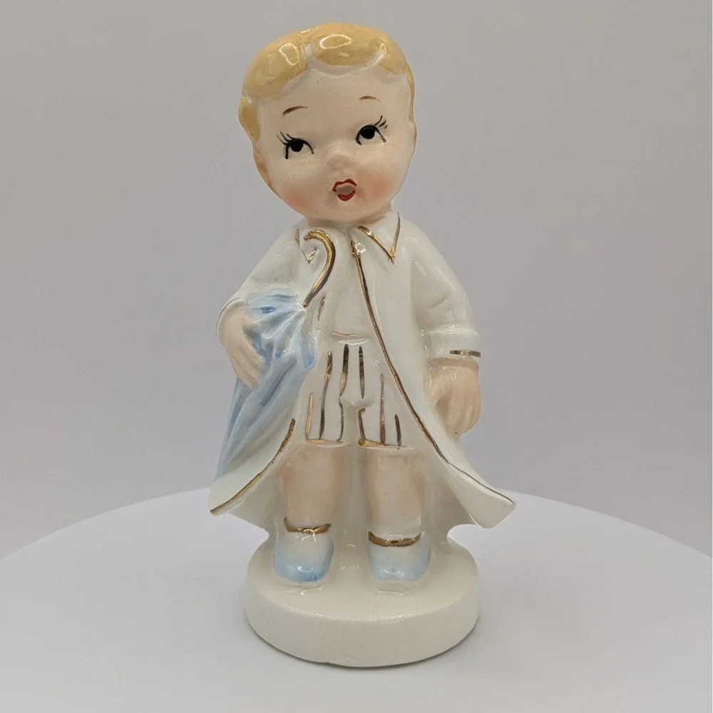 Vintage Victoria Ceramic Bor Girl Salt And‎ Pepper Shakers Umbrella Teddy Bear